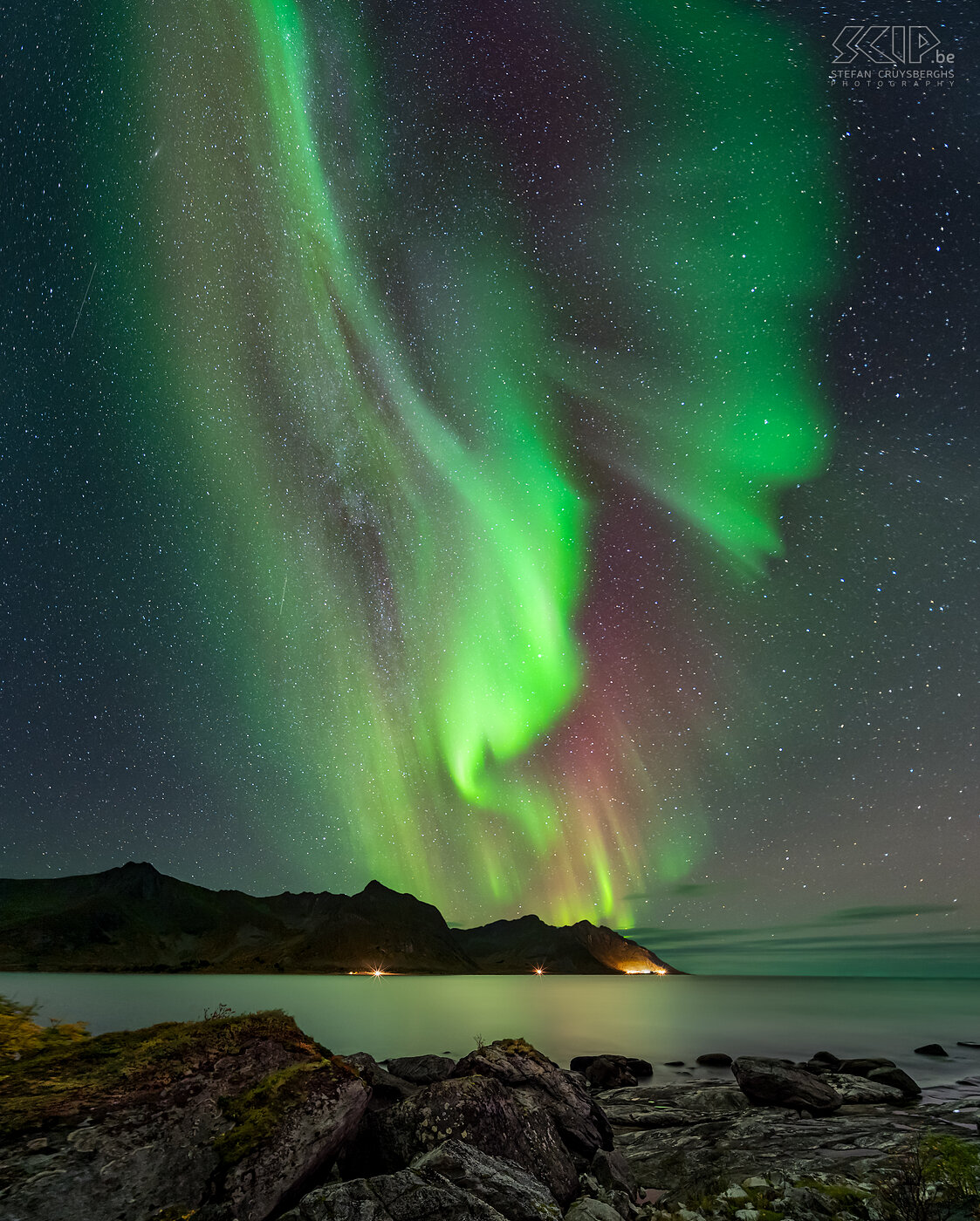 Senja - Tungeneset - Northern lights Marvelous Northern Lights over the mountains and sea in Tungeneset. This is a vertorama image with a long exposure for the foreground Stefan Cruysberghs